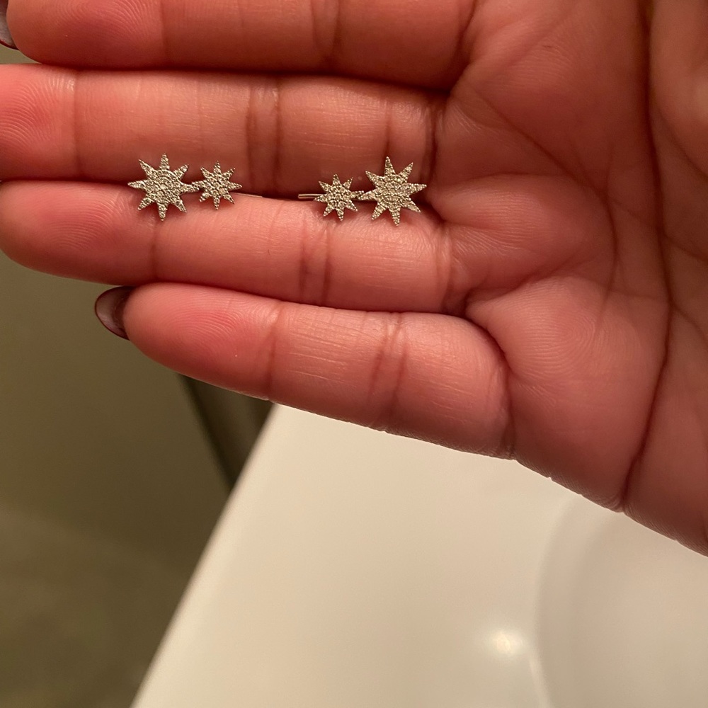 14 White gold Diamond ( unsure of TCW) star earring.